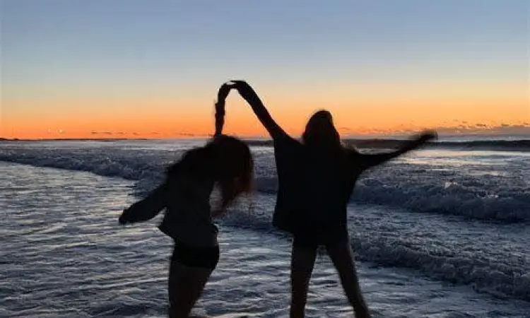 Makna Persahabatan Kahlil Gibran Ilustrasi persahabatan sejati di alam terbuka