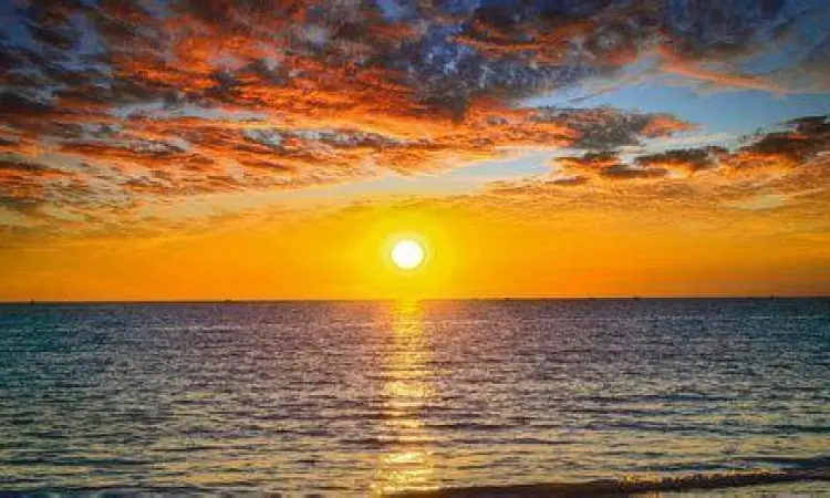 Matahari terbenam di cakrawala laut yang luas