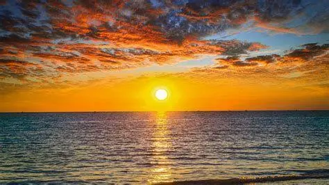 Filosofi Laut dan Cinta Matahari terbenam di cakrawala laut yang luas