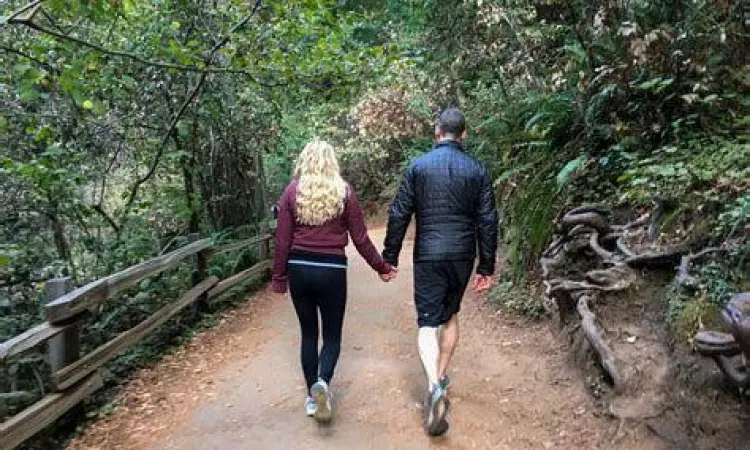 Pasangan berjalan di alam dengan ruang yang luas