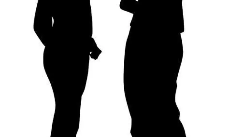 Siluet dua orang sahabat sedang berbincang