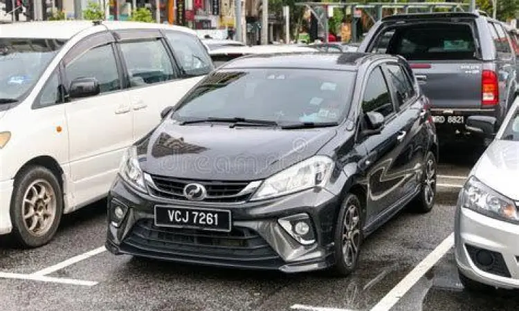 Ilustrasi seorang pria melihat cermin retak sebagai simbol introspeksi