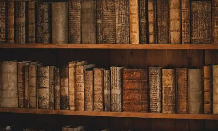 Tumpukan buku-buku sastra klasik di perpustakaan tua